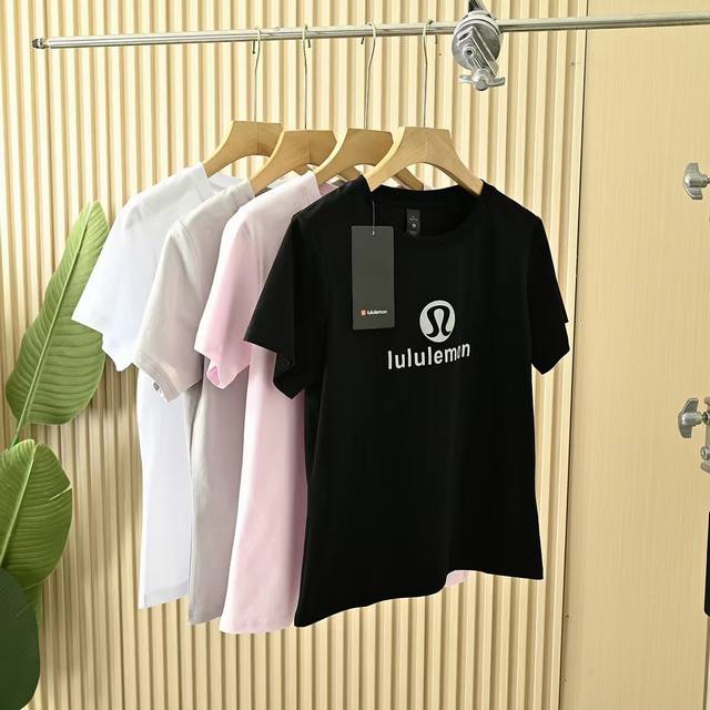 露露女款女生四色经典 25年新款露露 Lululemon夏季四色纯棉圆领T恤短袖棉面料！面料采用190G杜邦索罗娜丝光棉 颜色：白色 黑色 银灰 粉色 尺码：M