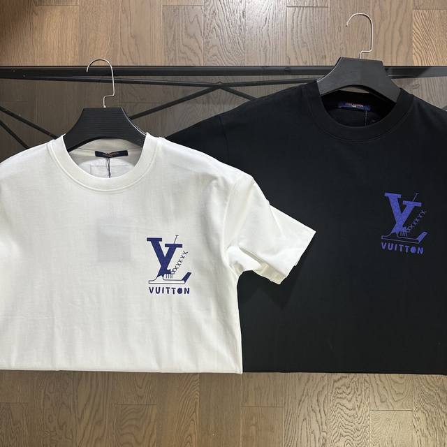 Lv 路易威登2025春夏季印花Logo烫钻字母标短袖T恤 胸前印花Logo设计，后背搭配烫钻烫钻驴家经典Logo字母标识，高版本打造，大刺绣设计，前后呼应，面