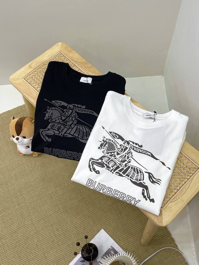 Burberry 巴宝莉新款经典胸前马术骑士圆领短袖男女 Burberry 巴宝莉男女同款印花工艺，超多明星博主的日常穿搭，走线工整，做工精细，细节决定成败！纯