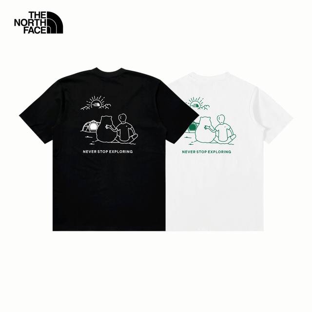 芯片版本 支持扫码 常青款 专柜在售款 Thenorthface北面夏季情侣款小熊男孩看日出的图案T恤短袖 一幅人与熊搭肩而坐看日出的构图体现了生命共生的自然哲