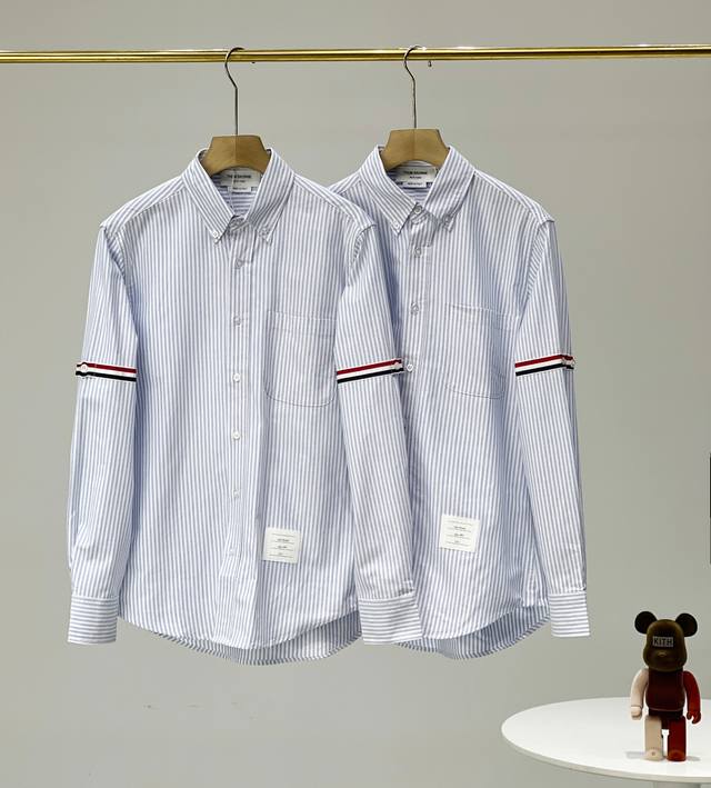 Thom Browne 汤姆布朗.新季Tb衬衫经典条纹双袖织带色织牛津纺长袖衬衣 采用进口缝纫设备缝制 透明琉璃扣子 Zp牛津纺面料 色织条纹布 高清还原细节