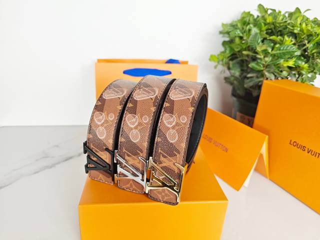 路易威登Louis Vuitton Lv 款式 咖色水滴 腰带 专柜包装！！ 扣色：金色 银色 黑色 双面使用、色彩清新时尚，搭配有金-银-黑 三种颜色的扣头，
