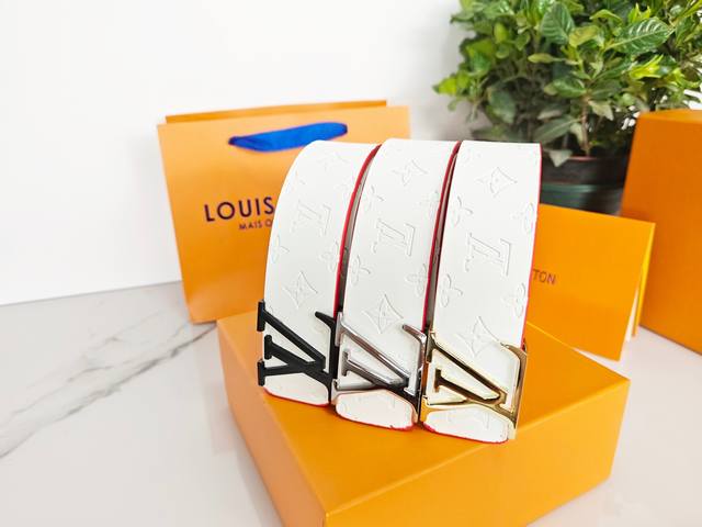 路易威登Louis Vuitton Lv 款式 白红 腰带 专柜包装！！ 扣色：金色 银色 黑色 双面使用、色彩清新时尚，搭配有金-银-黑 三种颜色的扣头，满满