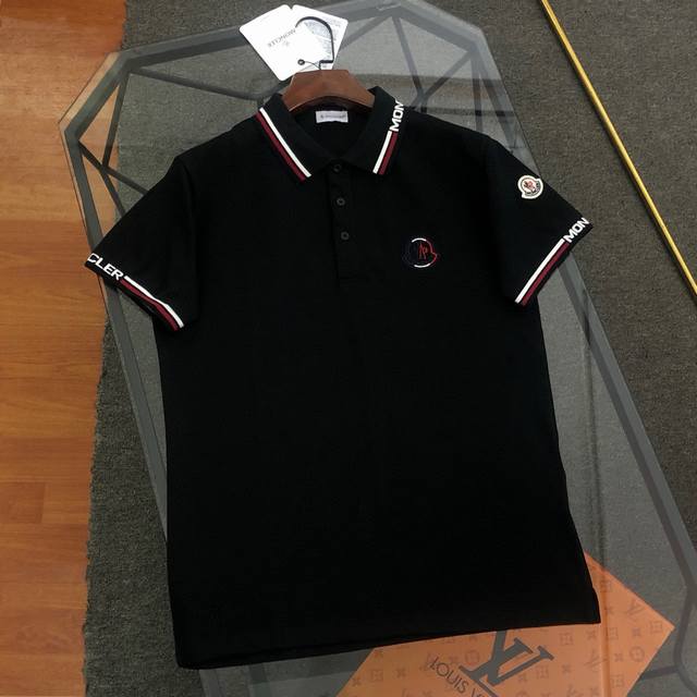 Moncler 蒙口2025新款三角金属标翻领Polo衫 原版面料高版本高品质 网红明星同款 50支双股珠地棉面料 定制三角品牌金属标工艺 透气环保同时色泽很正