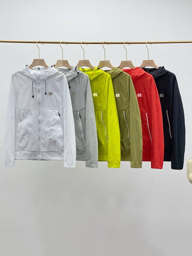 Kolon Sport可隆山系宝藏户外防晒冲锋衣 象牙白 银河灰 荧光绿 橄榄绿 阳光橙 黑色 S-4Xl 热爱户外的小伙伴们，这款科隆山系户外防晒冲锋衣，堪称