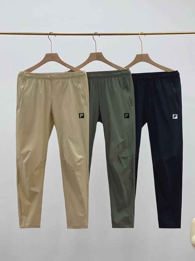 Fila斐乐户外休闲通勤长裤 卡其 军绿 黑色 M-5Xl 徒步、登山、露营，这条裤子就是户外神搭。 立体剪裁，贴合身体，抬腿、弯腰超自如。 面料超耐造，不易勾