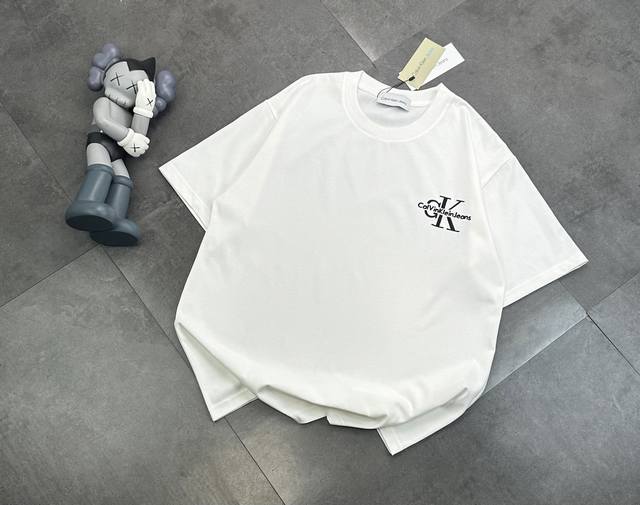 潮牌 Calvin Klein 刺绣情侣款短袖T恤！ ：240G双纱潮牌专用棉，纹理清晰，质感满满，同缸定染1×1无色差精密纯棉螺纹，层搭叠穿，自留好货，强烈推