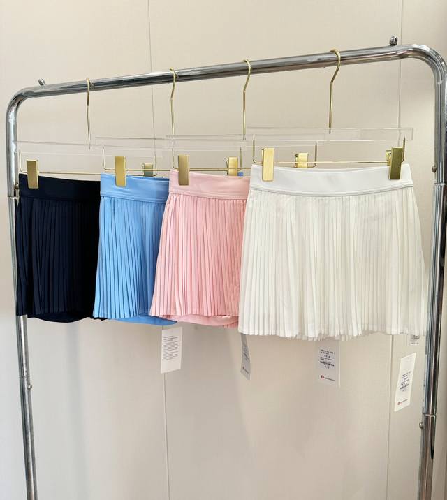 品名：Lululemon*速干网球风琴高腰百褶裙 尺码：4码 6码 8码 10码 颜色：白色 粉色 蓝色 黑色 Lulu风琴褶~喜提张元英转圈，一眼就爱上，谁穿