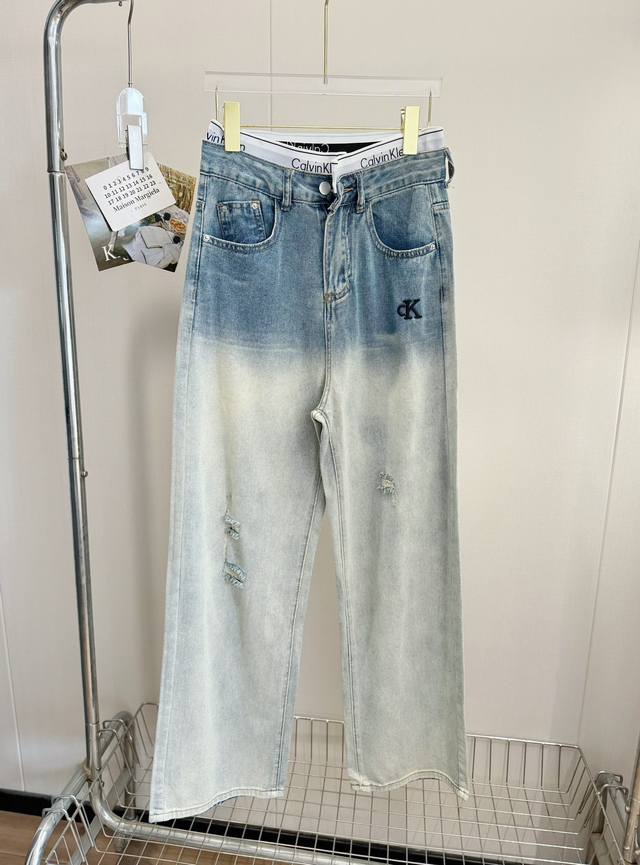 品名：Ck *刺绣渐变磨破织带双腰牛仔阔腿裤 尺码：S.M.L 颜色：渐变蓝 属于夏日的渐变，好美好高级啊舒适跟颜值都不能丢失，老天爷这个配色真的高级，高级渐变