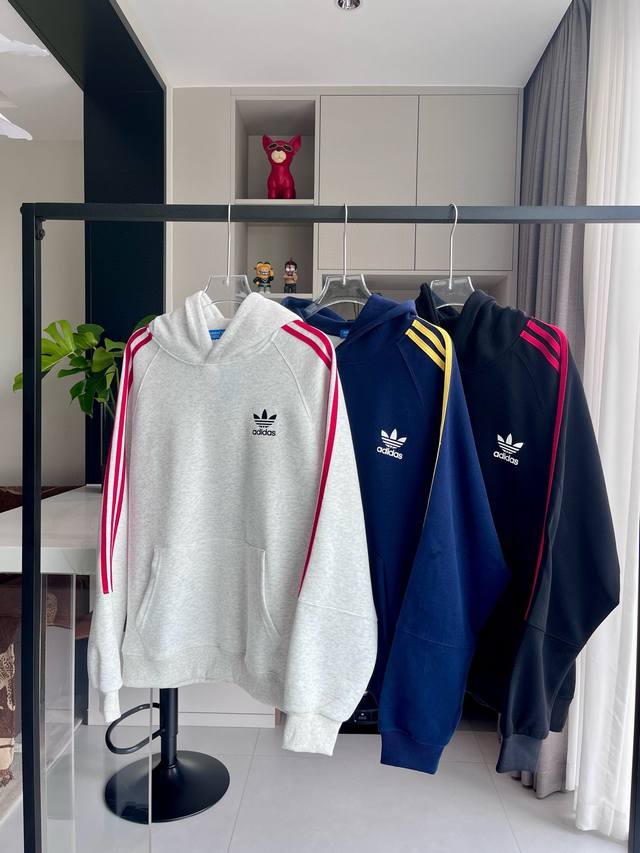 三叶草撞色三杠卫衣 阿迪达斯Adidas 三叶草休闲撞色三杠连帽卫衣，名副其实的百穿不厌系列，Os版型上身效果超赞，三个配色都是超级好看的，三个色也都巨好搭，太