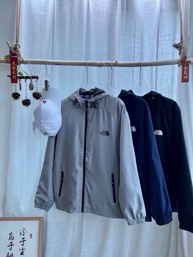 Tnf北面紫标连帽外套 The North Face紫标连帽百搭机能防风冲锋衣连帽外套夹克，宽松显瘦，高品质，三条防水拉链，帽绳有注塑调节扣可随意调节，穿着方便