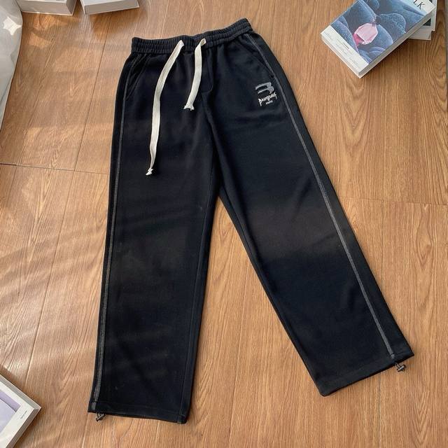 Balenciaga巴黎世家 24Ss专柜款经典字母刺绣复古基础款毛圈运动长裤经典永不过时 版型超正的运动神裤，搭配经典的刺绣Logo设计，使衣服整体简约而不失