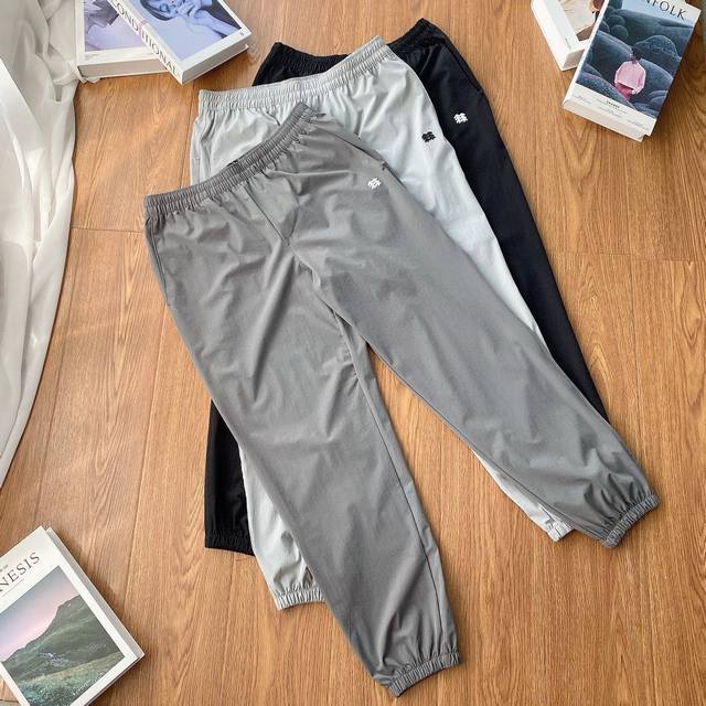 Kolon Sport可隆新款户外轻薄冰丝速干束脚运动裤 版型超正的运动神裤，搭配经典Logo立体印花设计，使衣服整体简约而不失特点面料舒适亲肤，既提升运动感自