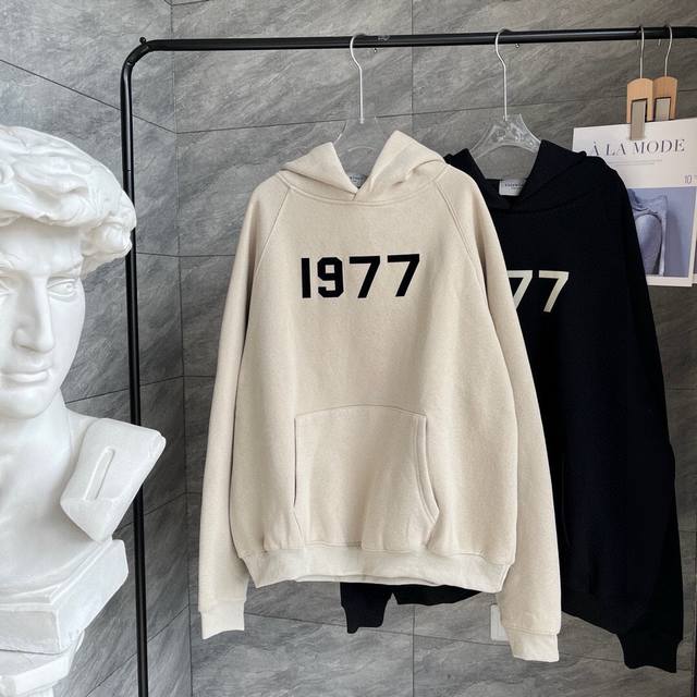 Fear Of God Essentials第八季复线高街1977数字连帽卫衣 定制螺纹 非常耐穿舒服 版型宽松 上身百搭 搭配纯色简约的裤子 休闲运动兼可轻松