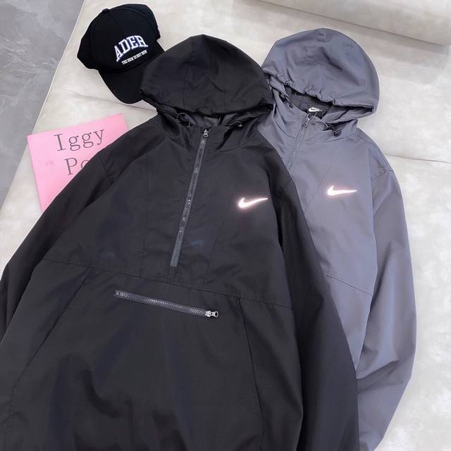 Nike耐克专款新款反光小勾套头夹克当季最强单品 重磅上新 专柜品质1：1定制 品质绝佳 随意对比 经典小勾设计低调内敛 帅气有型 宽松版型休闲Os风 男女同款