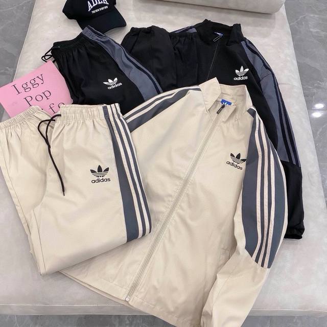 Adidas三叶草小Logo立领双色三杠开衫夹克套装专柜爆款火热上新！宽阔采用垂坠感超强的聚酯纤维面料 厚度适中 垂坠感极强！上身炒鸡显瘦！绝对的秋季Pick最