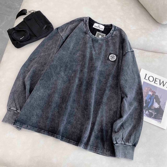 Stone Island石头岛经典绣标做旧色圆领卫衣狠货上新 简约大气，永不过时，做旧面料，舒适亲肤，早秋穿正合适，版型宽松，上身巨好看，搭配经典Logo设计，