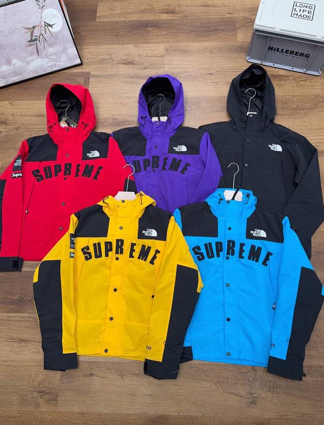 北面The North Facesupreme官方联名款日系防水拼接户外冲锋连帽夹克当季最强单品 市场最高版本 专柜品质1：1定制 品质绝佳 支持随意对比 经典