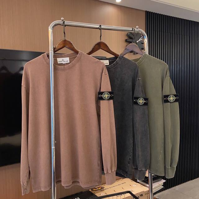 Stone Island石头岛经典肩章绣标做旧色圆领卫衣狠货上新 简约大气，永不过时，做旧面料，舒适亲肤，早秋穿正合适，版型宽松，上身巨好看，搭配经典Logo印