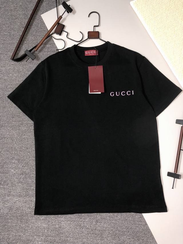 Gucci 短袖T恤 工艺：经典字母印花 颜色：黑色 杏色 码数：S~Xl 面料：精梳紧密棉盖棉280G