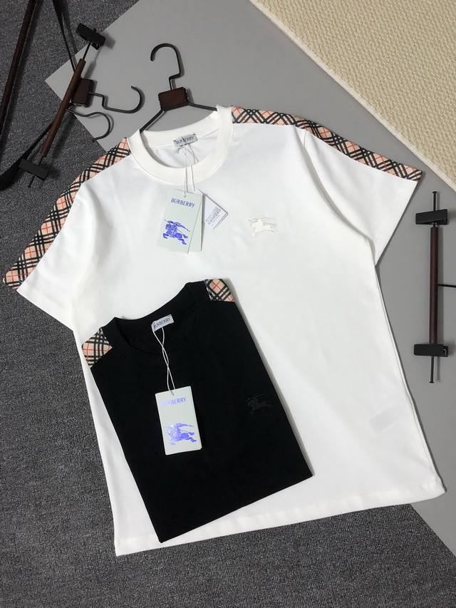巴宝莉短袖T恤 工艺：胸前小战马刺绣 ，肩袖格纹拼接布料 颜色：黑色 白色 码数：S~Xl 面料：精梳紧密棉盖棉280G B柔顺手感 宽松版型设计 男女同款