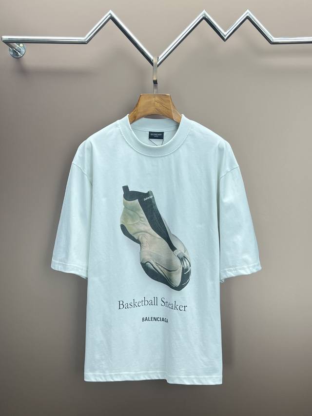 高端品质 巴黎世家Balenciaga 原版高克重纱纯棉面料 重工艺印花、手感滑爽 L极度舒适体验 十足的高级感，都保持奢华高贵的特有的视觉质感. 颜色：白色