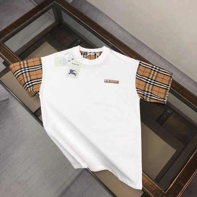 Bur*Berry 巴宝莉 25Ss最新款百搭短袖T恤男女同款！！ 胸前品牌立体Logo刺绣！两侧袖口格子布拼接！特供定制面料！加上紧密纺纱工艺又使面料光滑紧密
