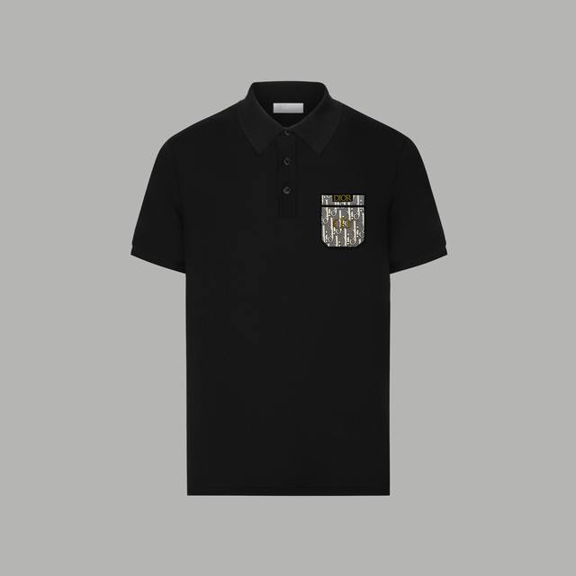顶级版本 区别通货 款式：Dior迪奥 皮牌口袋满印金属Logo 翻领Polo衫短袖 原版面料 官方同款 春夏最新砖柜同步 经典的品牌Logo标识 采用顶级工艺