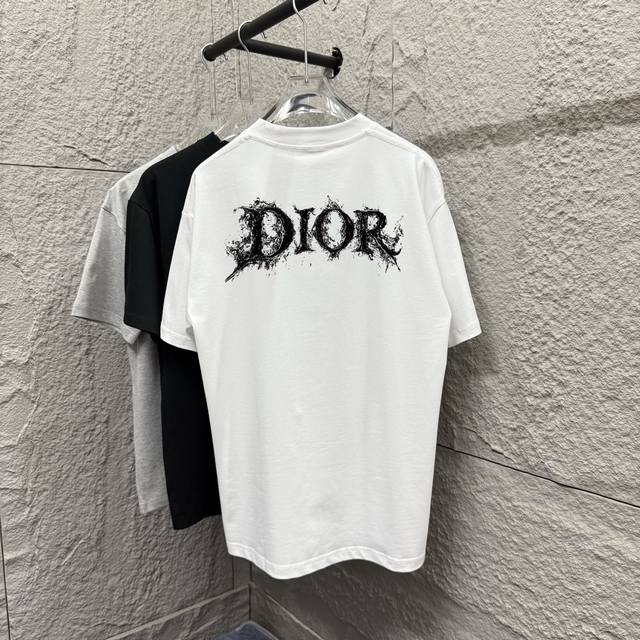 Dio* 迪奥 2025春夏新款 经典泼墨字母前后印花 简约大方 定制双纱平纹纯棉面料 短袖T恤 男女同款 颜色：黑色 白色 安哥拉红 尺码： S 90-130