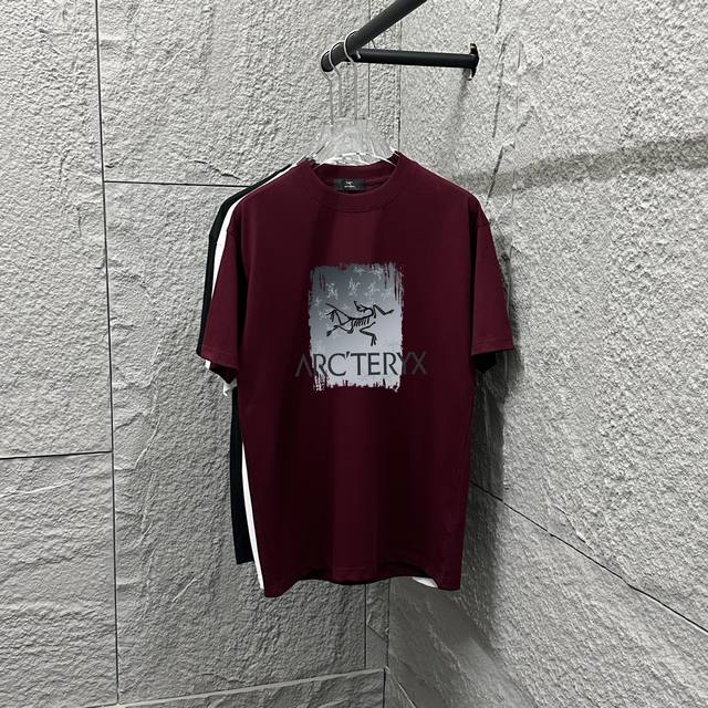 Arc'teryx*始祖*鸟2025春夏季潮牌新款 个性经典图案Logo 字母印花 定制双纱平纹纯棉面料 短袖T恤 男女同款 颜色：黑色 白色 安哥拉红 尺码：