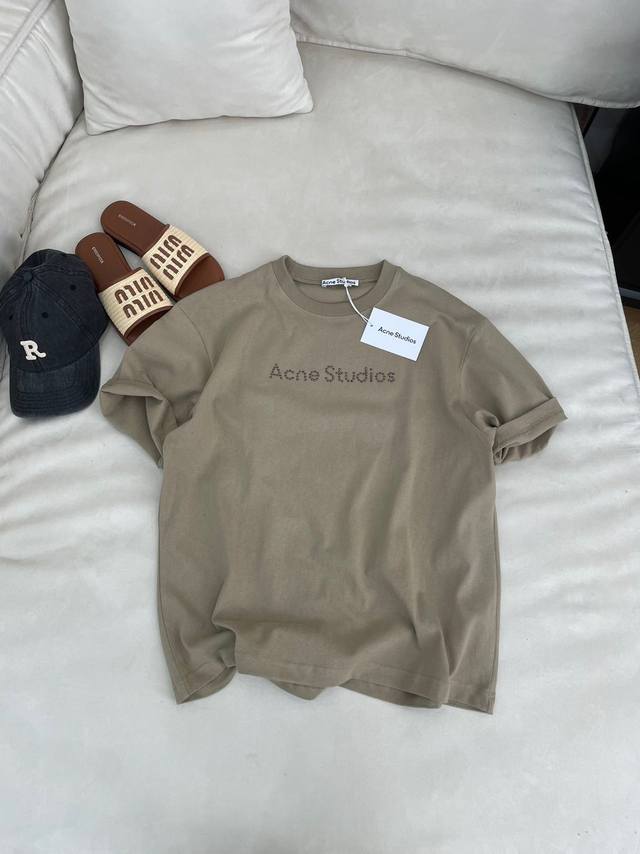 Acne 25 废土风钉珠短袖T Acne Studios 废土风短袖T恤，以极简美学诠释经典设计。金属色钉珠徽标低调点缀，彰显品牌一贯的优雅格调。橄榄绿色调柔