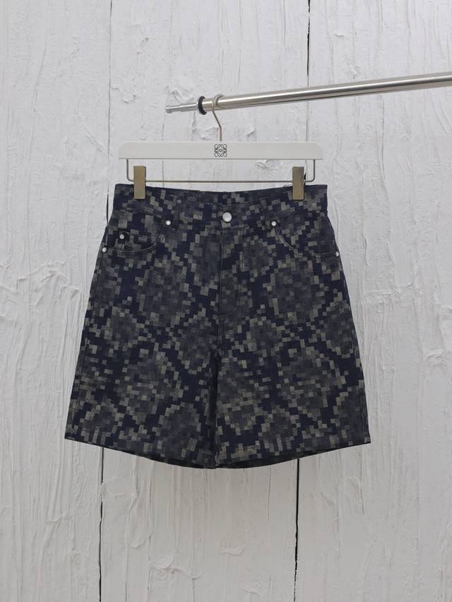 LV* 路易25S新款蟒蛇纹提花牛仔短裤 2025 春夏秀场的 Snakoflage 丹宁布，将 Pharrell Williams 笔下的 Damoflage