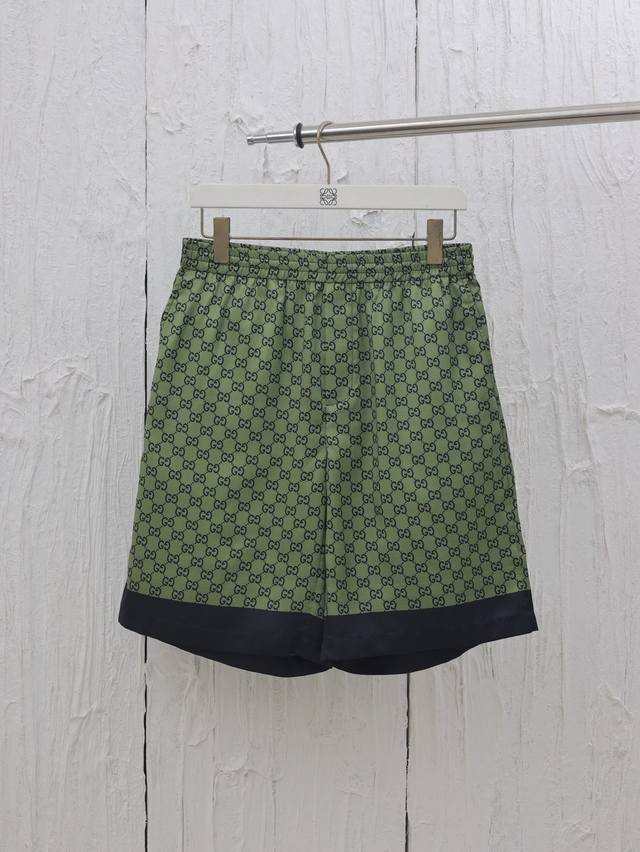 Gucci* 古驰25Ss早秋新款丝质运动沙滩短裤 满身双G互扣Logo图案，下摆深色条纹点缀 字母Logo印花，弹力松紧带腰围，同色系抽绳细节，斜插口袋设计
