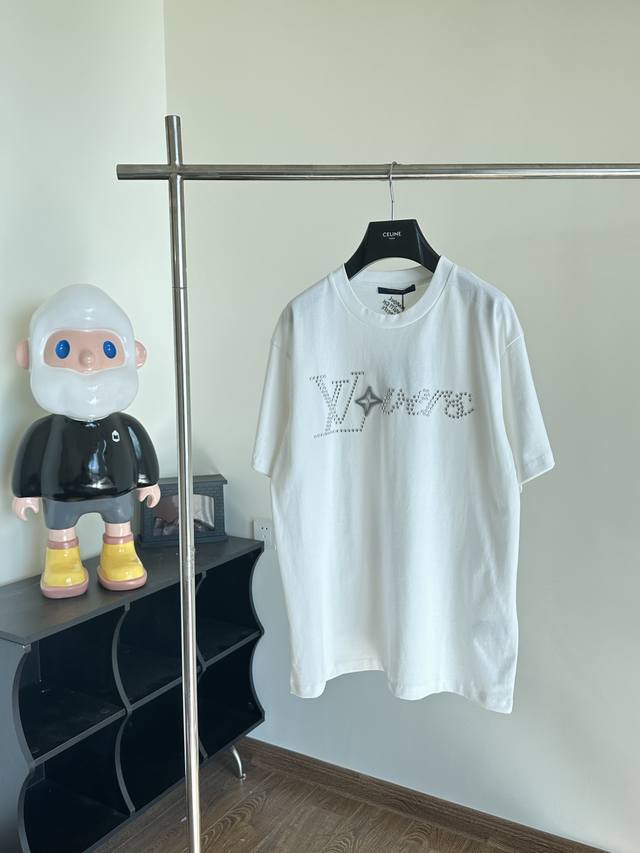 LV 路易 24早春新品棉质烫钻T恤 采用棉质面料高级烫钻工艺制作 胸口饰有品牌标识徽标和英文字母烫钻 圆领版型 落肩设计 罗纹领口，袖口和下摆 Size：S