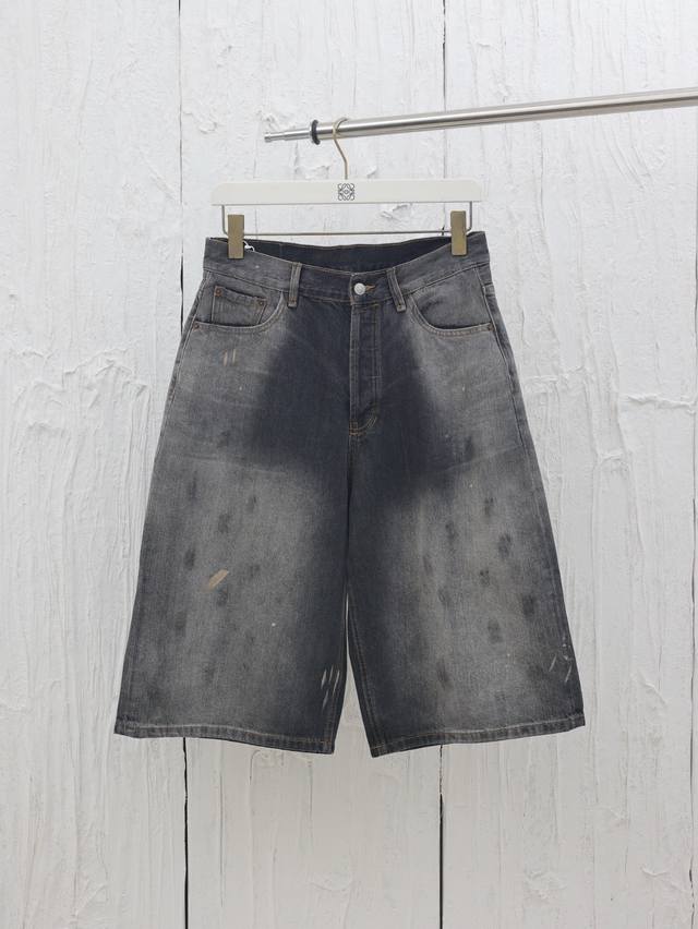 Acne Studios* 25新款水洗泼墨牛仔裤五分裤 面料采用日本进口丹宁面料 其特点是密度高 纱线粗 因此具有很强的耐磨性和抗拉强度 适合经受日常使用和活