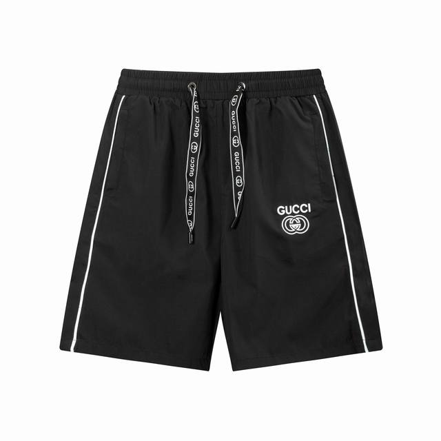 2025 古驰 Gucci 新款速干沙滩短裤，定制面料，工艺刺绣Logo。 版型紧致立体，直条纹拼接，定制裤绳五金质感强，顺滑，上身舒适透气，凹凸有型的立体感，
