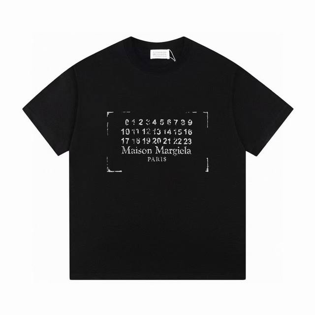 Mm6 马吉拉 印花Logo字母圆领简约短袖T恤男女同款 百搭潮流 男女同款 吊牌 领标 水洗唛 三标齐全 定织定染280克精梳棉面料 尺码：S-Xxl 颜色：