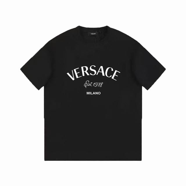 Versace 范思哲 标识Logo印花百搭潮流短袖T恤男女同款 吊牌 领标 水洗唛 三标齐全 定织定染280克精梳棉面料 尺码：S-Xxl 颜色：黑色，白色