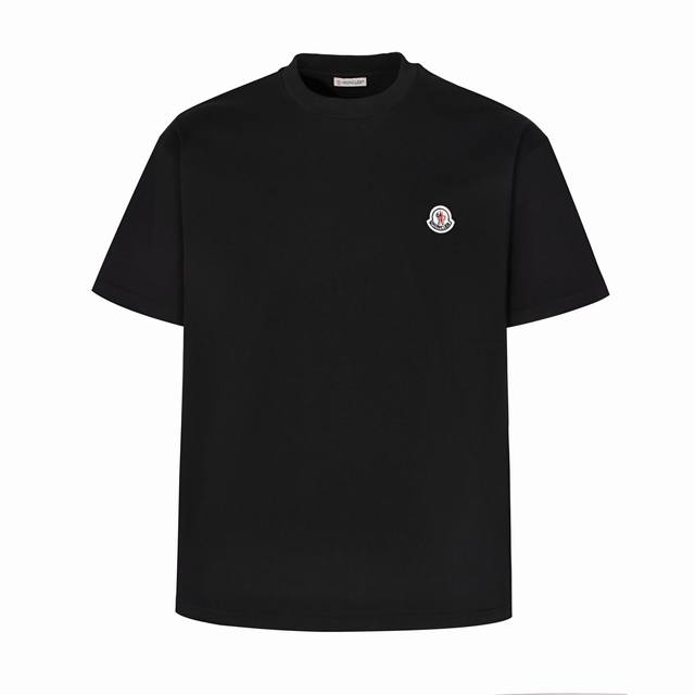 独家供应 Moncler 蒙口标识短袖 黑色 定制云舒绒棉平纹 柔软细腻 舒适贴肤 标志性Moncler标识点缀于胸前 ，电脑画样缝纫机工艺 通过电脑软件输入所