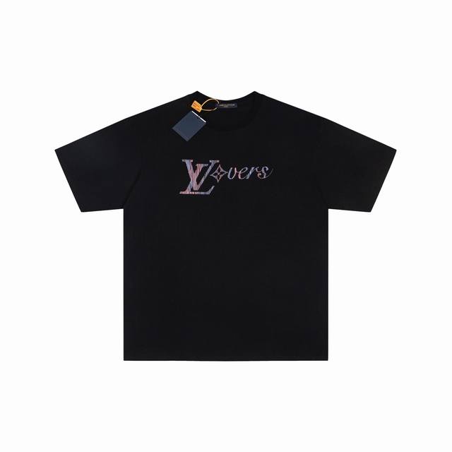 精品 Lv印花短袖 面料：规格采用实打实280G 100%纯棉 针织内的兰博基尼，定织定染！属于高敏感特殊色 我们对面料的要求是要在Uv灯光 D65灯光 采用的