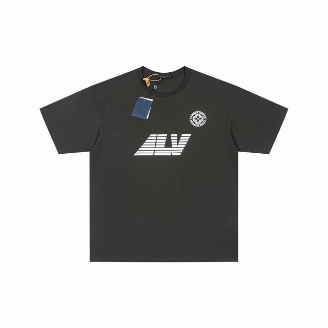 精品 Lv环球印花短袖 面料：规格采用实打实280G 100%纯棉 针织内的兰博基尼，定织定染！属于高敏感特殊色 我们对面料的要求是要在Uv灯光 D65灯光 采