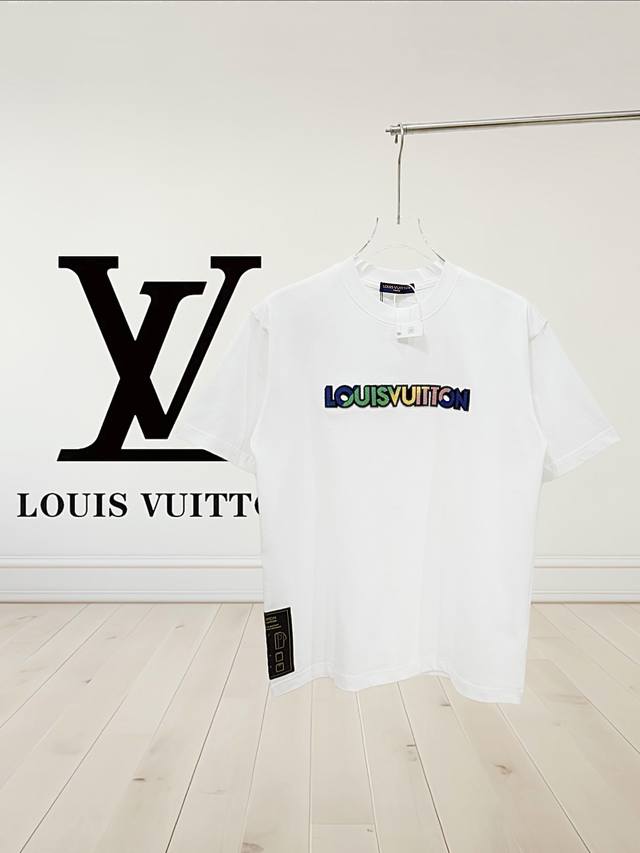 高版本] Louis Vuitton*路易威登 渐变牙刷绣标识字母短袖T恤 *采用280克高克重双纱纯棉面料 此面料厚实挺括 穿着既保暖又舒适 成衣普洗 喜欢高