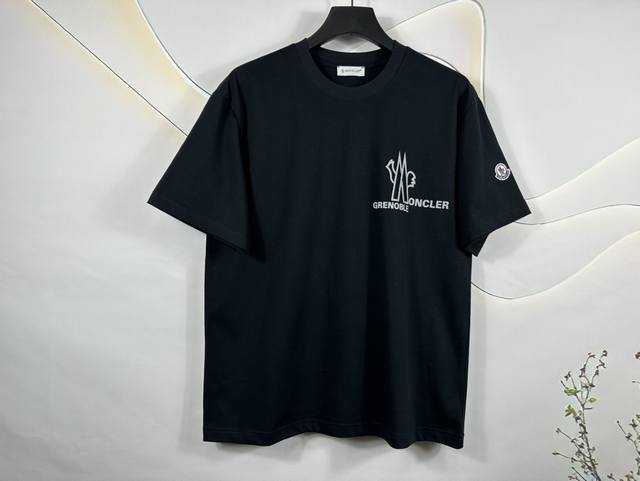Moncler 蒙口 新款印花Logo短袖T恤时尚简约，无论休闲出门还是搭配潮流服饰，都是绝佳选择。 特点：Moncler独有的优雅设计，彰显品味，适合各种休闲