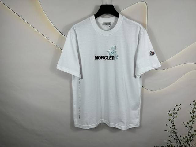 Moncler 蒙口 新款短袖T血正面 Moncler 标志背面 Frgmt 兔子印花 特色设计标志.经典简约风格 确保时尚感 打造多样造型.采用260克双纱纯