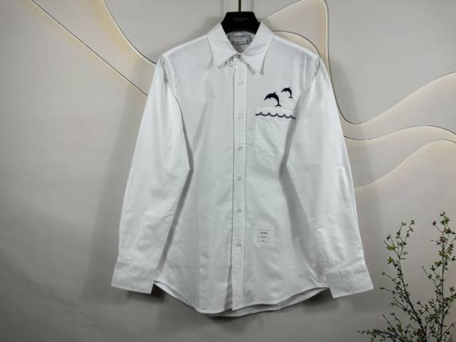 Thom Browne Tb经典胸口海豚刺绣长袖衬衫 精工刺绣波浪纹绣 高定牛津纺面料 100%纯棉 自家品牌工厂P专业生产。采用进口缝纫设备缝制 针距紧密 扣