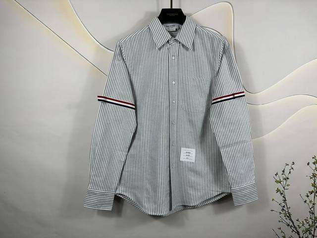 Thom Browne Tb衬衫经典条纹双袖织带色织牛津纺长袖衬衣 采用进口缝纫设备缝制 透明琉璃扣子 Zp牛津纺面料 色织条纹布 高清还原细节 百分百纯棉 男