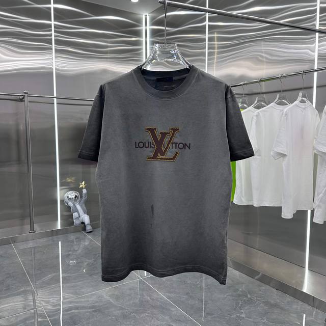 LV 2025新款 酸洗做旧 刻字模 定制面料 短袖T恤 上身超好看 男女同款 S M L Xl Xxl 五个码 洗水咖 洗水灰 洗水黑