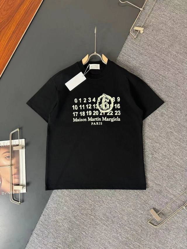 Mm6* 马吉拉* Ss春夏最新款圆领时尚短袖T恤，重克纯棉双纱纯棉面料！贴肤舒适，耐看又好穿，经典Logo设计，原厂工艺一丝不苟，休闲百搭必备款 码数 S M