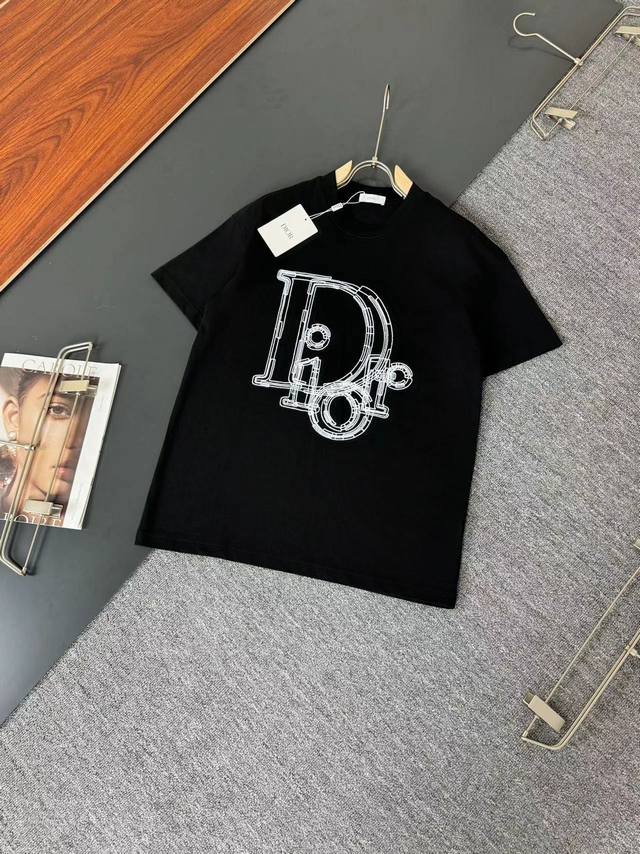 Dior* 迪奥*Cd Ss春夏最新款圆领时尚短袖T恤，重克纯棉双纱纯棉面料！贴肤舒适，耐看又好穿，经典字母Logo设计，原厂工艺一丝不苟，休闲百搭必备款 码数