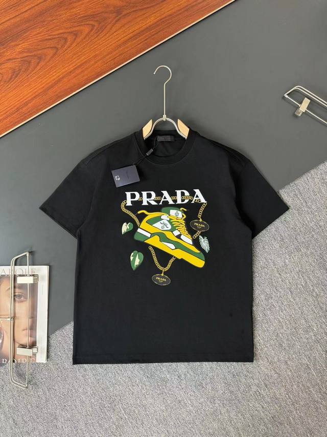 Prad*普拉* 春夏最新款圆领时尚短袖T恤，重克纯棉双纱纯棉面料！贴肤舒适，耐看又好穿，经典字母Logo设计，原厂工艺一丝不苟，休闲百搭必备款 码数 S M